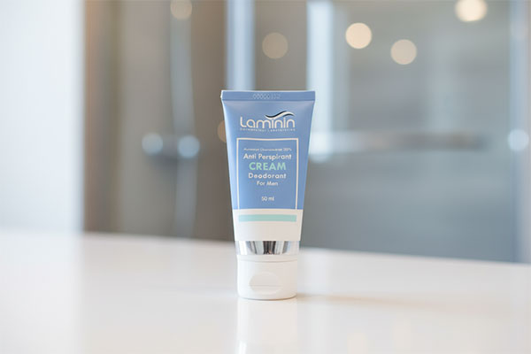 کرم ضد تعریق لامینین مردانه روی میز حمام