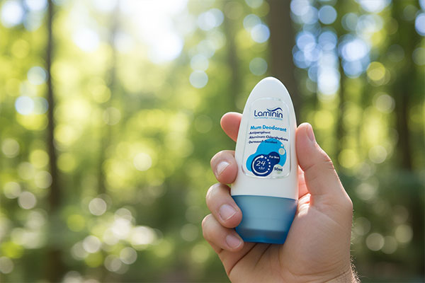 مام ضد تعریق مردانه لامینین در دست یک مرد در فضای باز