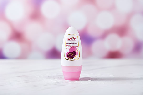 رول مام ضد تعریق دئودرانت بانوان لامینین روی سطح مرمر سفید