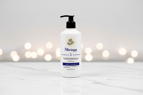 لوسیون بدن آبرسان مورینگا 1 روی سطح مرمر سفید