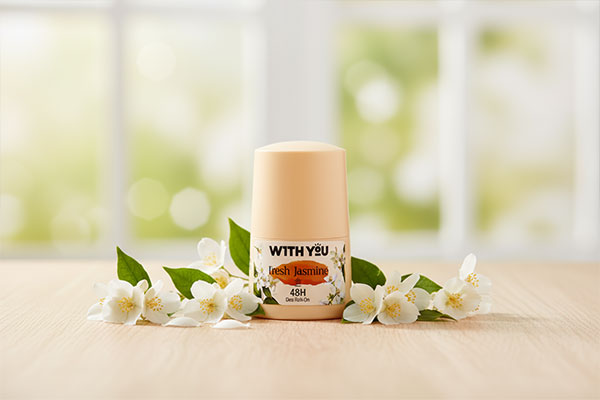 مام ویت یو زرد در کنار گل‌های یاسمن