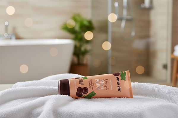 کرم مرطوب کننده بدن شی باتر ویت یو روی حوله سفید