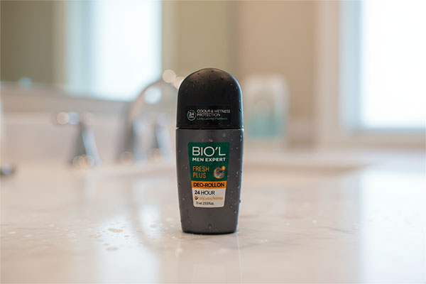 مام ضد تعریق مردانه فرش پلاس بیول روی پیشخوان حمام