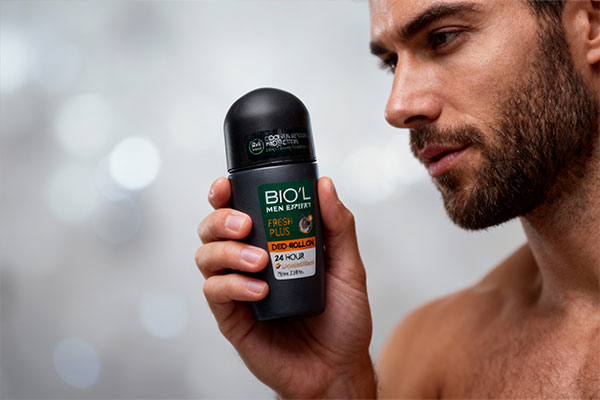 مام ضد تعریق مردانه فرش پلاس بیول در دست مرد