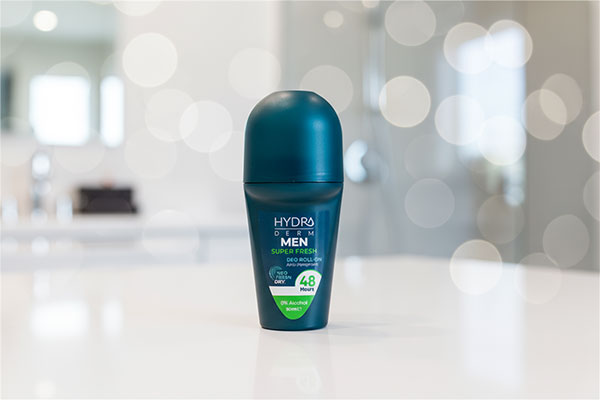 مام رول ضد تعریق مردانه سوپر فرش هیدرودرم روی میز سفید