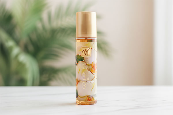 بادی اسپلش زنانه گلدن رین مای روی سطح مرمر سفید