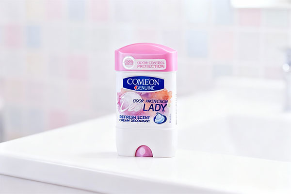 دئودورانت ضد تعریق زنانه رفرش سنت کامان روی پیشخوان سفید