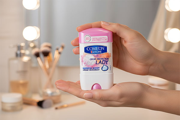 دئودورانت زنانه رفرش سنت کامان در دست بانو