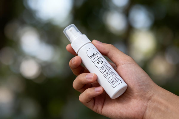 اسپری ضد تعریق بدن ناک در دست