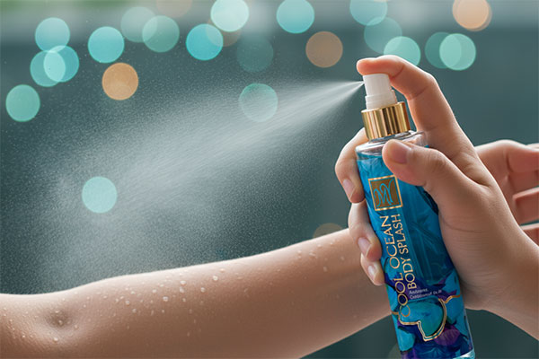 بادی اسپلش کول اوشن مای در حال اسپری شدن روی پوست