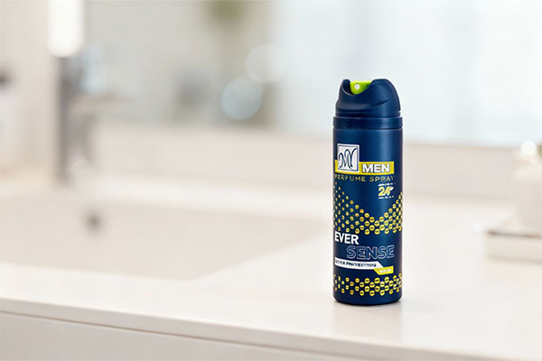 اسپری بدن مردانه اورسنس مای روی پیشخوان حمام