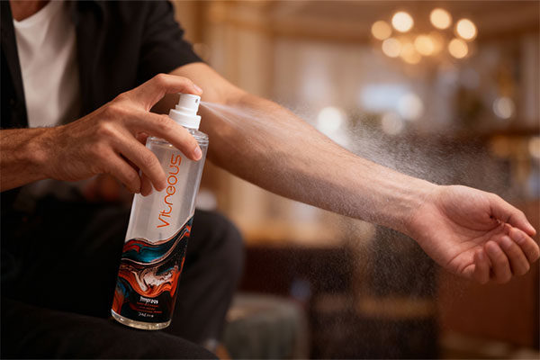 اسپری کردن بادی میست مردانه ایمپرو ویتروس روی مچ دست