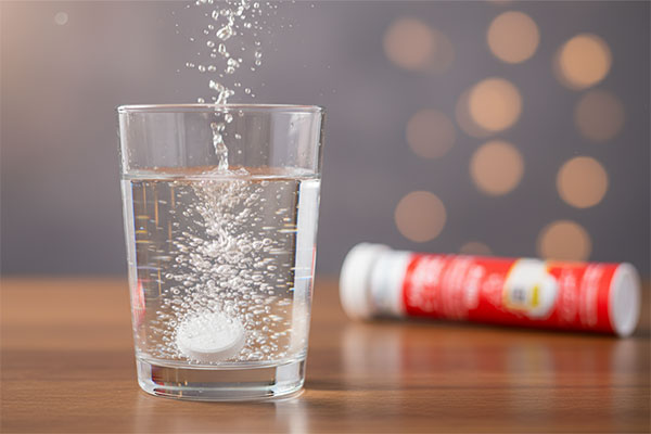 قرص جوشان ویتامین سی 1000 نیچرز پلنتی در حال حل شدن در آب