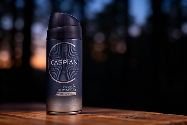 اسپری بدن مردانه Drift Wood کاسپین روی سطح چوبی