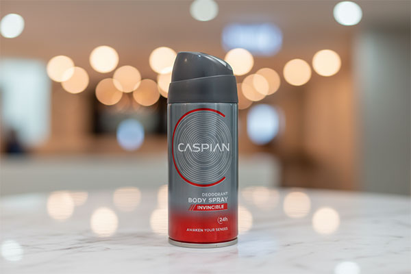 اسپری بدن مردانه Invincible کاسپین روی سطح مرمر سفید