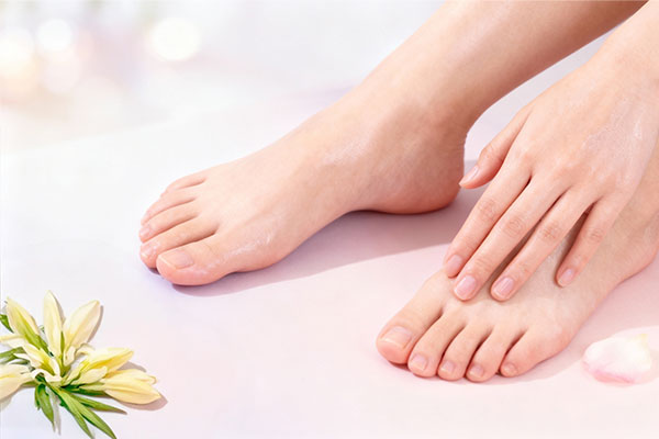 پوست نرم و ترمیم‌شده پس از استفاده از کرم ترک دست و پا دکتر ژیلا