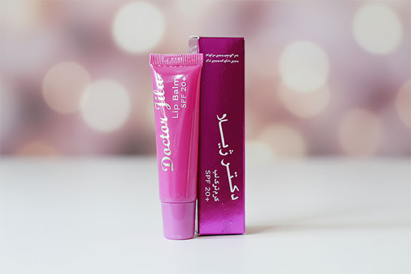 بالم لب دکتر ژیلا SPF20 روی سطح سفید