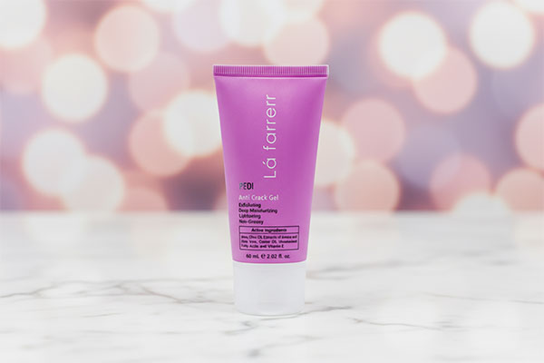 ژل لایه بردار ضد ترک پا لافارر روی سطح مرمر سفید