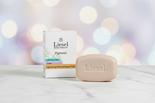 پن روشن کننده پیگماسل لایسل روی سطح مرمر سفید