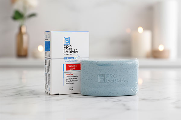 پن لایه بردار رجووست پرودرما روی پیشخوان سفید