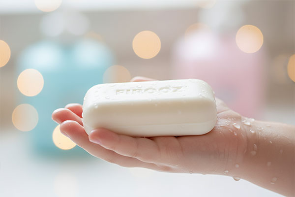 صابون بچه حاوی روغن نارگیل فیروز در دست کودک