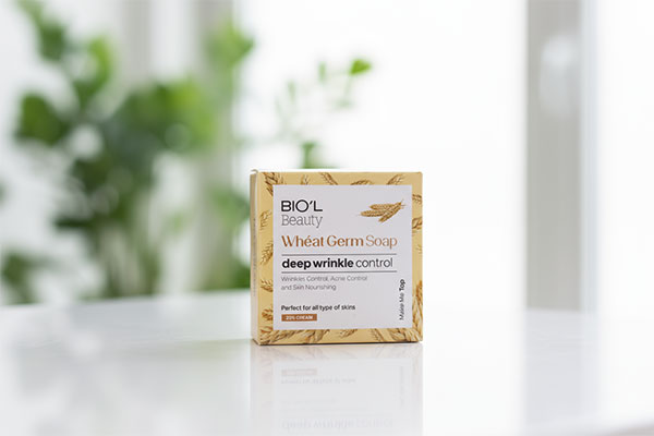 صابون کرمی جوانه گندم بیول روی پیشخوان سفید