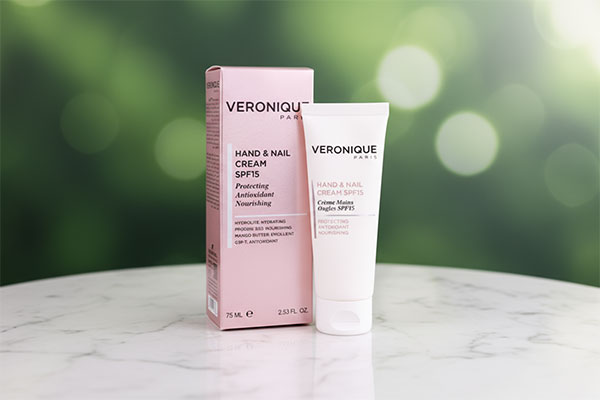 کرم دست و ناخن ورونیک SPF15 روی سطح مرمر سفید