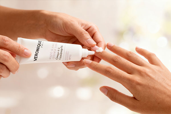 استفاده از کرم دست ورونیک روی پوست دست