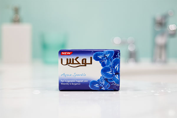 صابون نیلوفر آبی و ترنج لوکس روی پیشخوان حمام