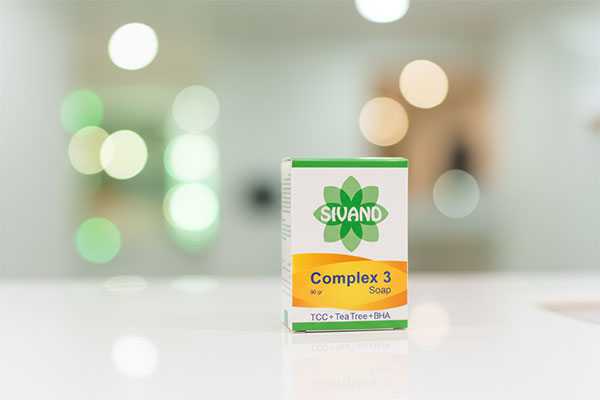 صابون کمپلکس 3 سیوند روی پیشخوان حمام