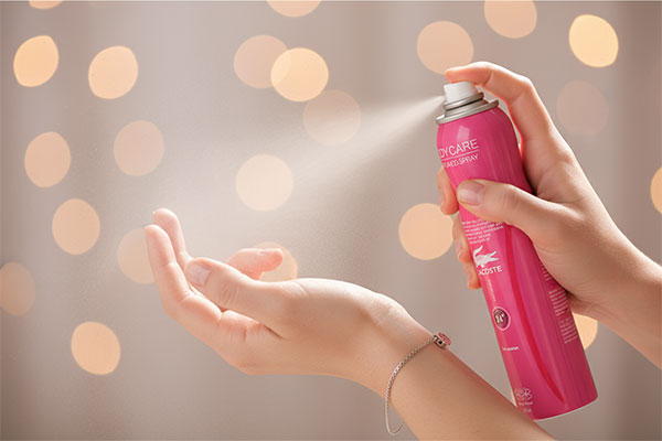 اسپری بدن زنانه لاگوست بادی کر روی مچ دست