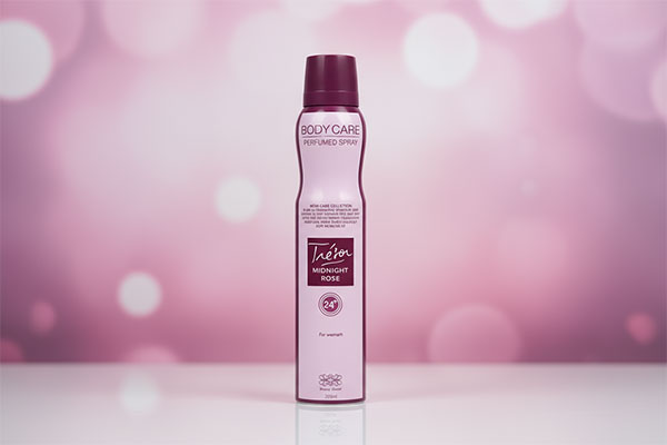 اسپری بدن مردانه تام فورد فابولوس بادی کر روی پیشخوان حمام