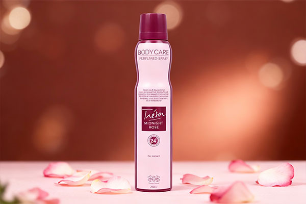 اسپری بدن مردانه تام فورد فابولوس بادی کر در دست مرد