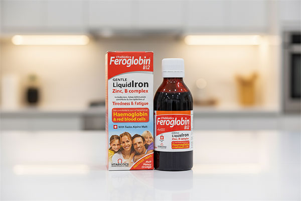 شربت فروگلوبین ب12 ویتابیوتیکس روی پیشخوان آشپزخانه