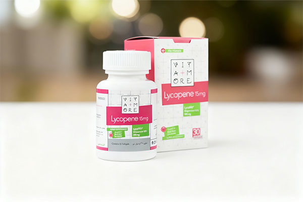 کپسول لیکوپن 15 ویتامور روی سطح سفید