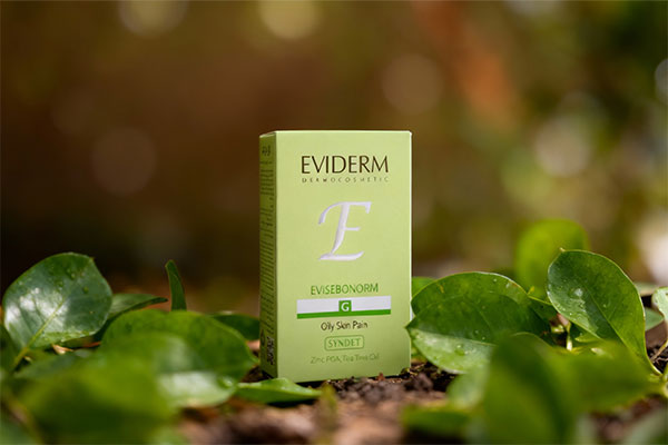 پن مناسب پوست چرب اویدرم در کنار برگهای سبز