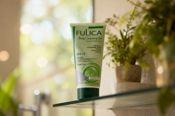 شامپو بدن پوست چرب و آکنه ای فولیکا روی قفسه حمام