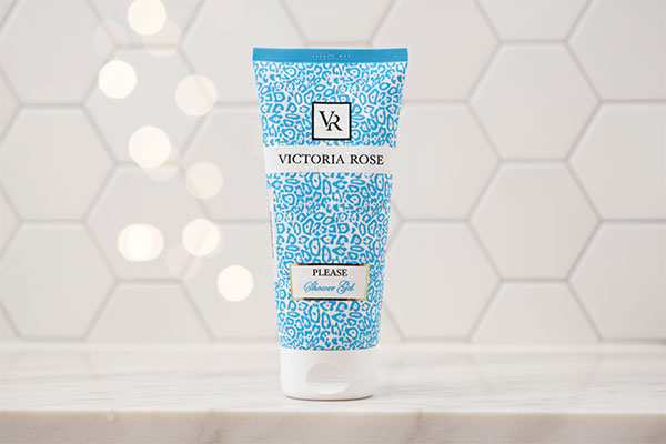 ژل شستشوی بدن پلیز ویکتوریا رز روی قفسه حمام