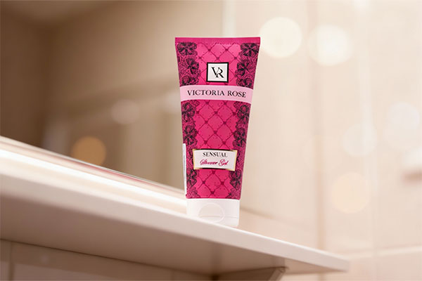 ژل شستشوی بدن سنشوال ویکتوریا رز روی قفسه حمام
