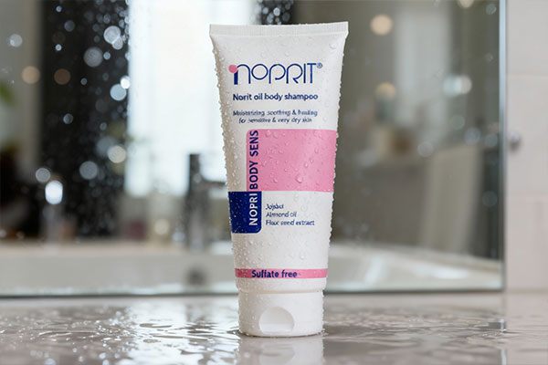 شامپو بدن روغنی نوپریت با قطرات آب در حمام