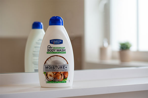 شامپو بدن کرمی پوست خشک کامان روی قفسه حمام