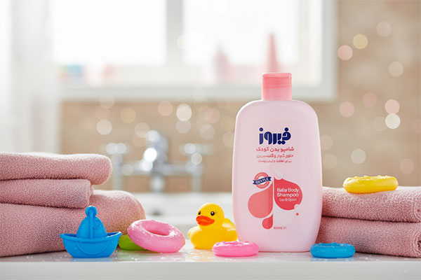 شامپو بدن کودک گوار و گلیسیرین فیروز در حمام کودک