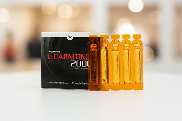 ویال ال کارنیتین 2000 بی اس کی روی سطح سفید