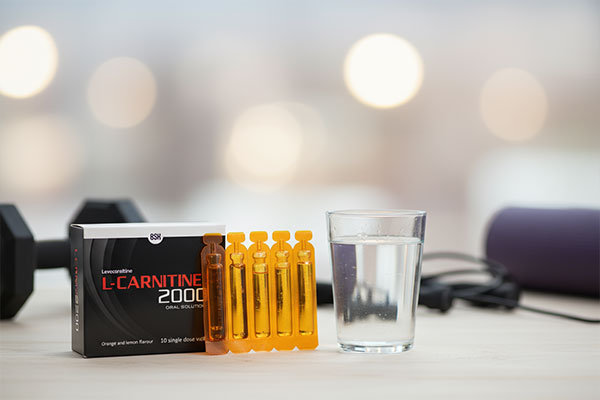 ویال ال کارنیتین 2000 بی اس کی کنار لیوان آب و تجهیزات ورزشی