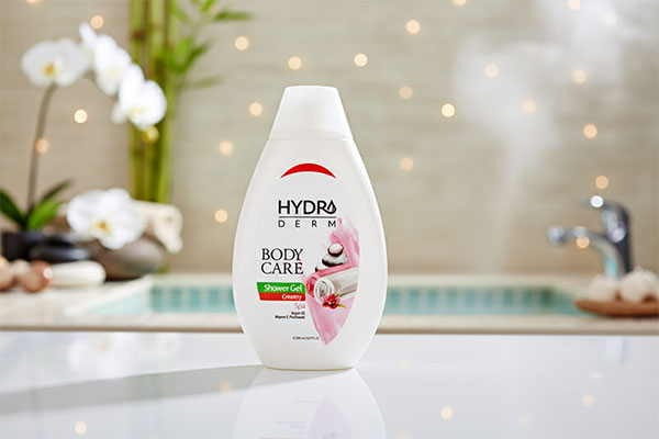 شامپو بدن کرمی اسپا هیدرودرم روی پیشخوان حمام