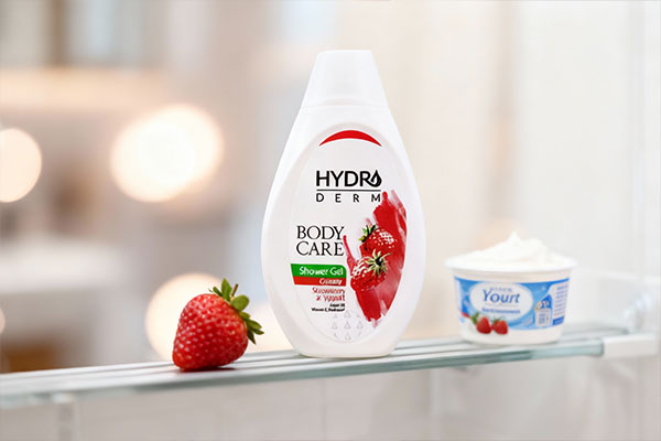 شامپو بدن ماست و توت فرنگی هیدرودرم کنار توت فرنگی و ماست