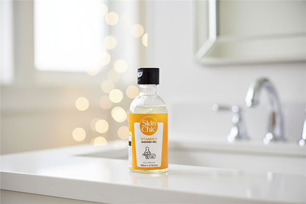 ژل شستشوی بدن ویتامین سی اسکین شیک روی پیشخوان حمام