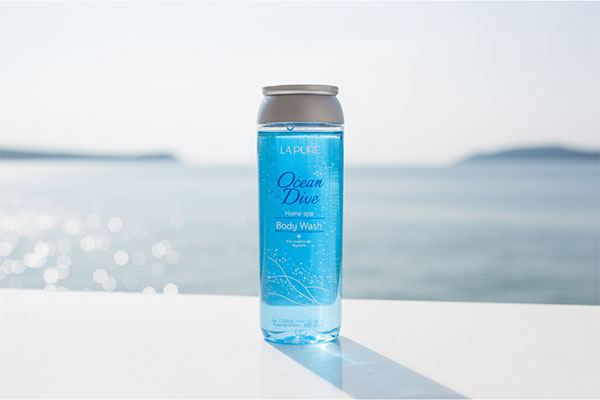 شامپو بدن اوشن دایو لپیور روی پیشخوان حمام با پس‌زمینه اقیانوس