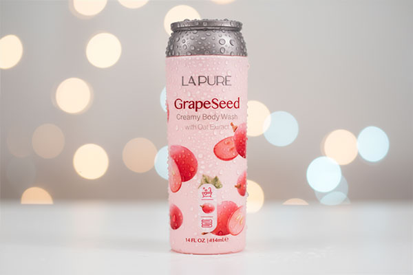 نمای نزدیک شامپو بدن هسته انگور لپیور با قطرات آب