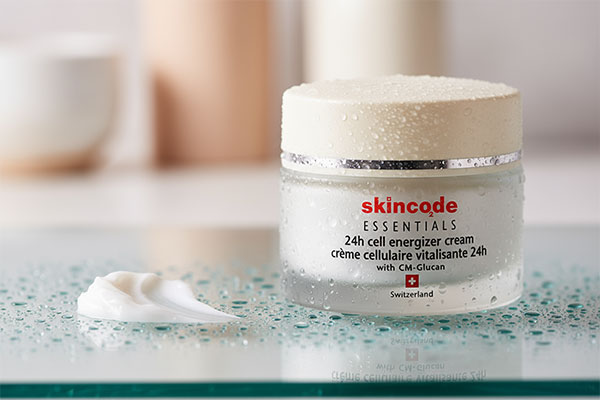 بافت کرم آبرسان اسکین کد با قطرات آب